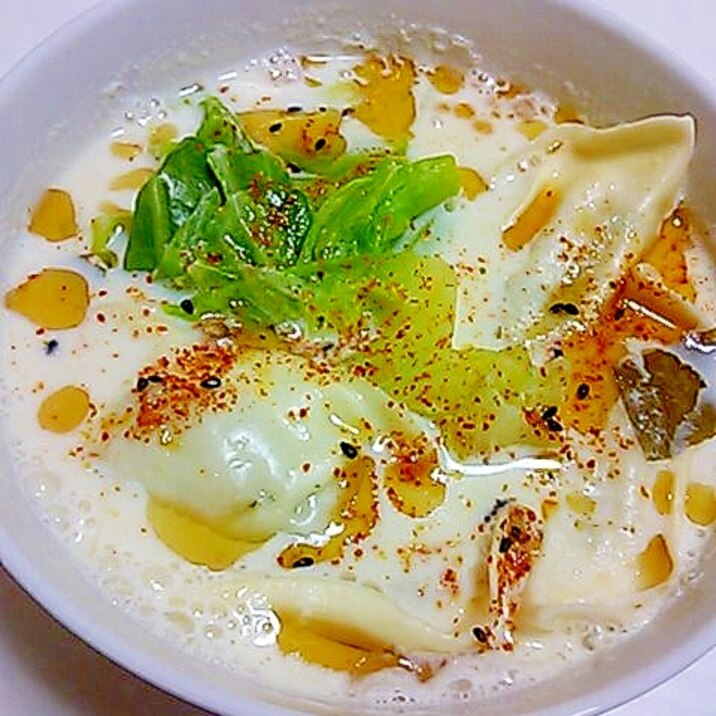 キャベツたっぷり♪冷凍餃子の豆乳味噌スープ